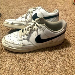 Nike court low